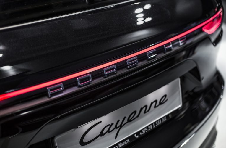 ДТП: фура протаранила Porsche