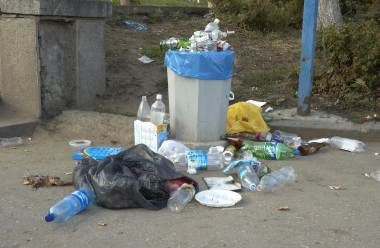 Горы мусора на набережной в Днепре