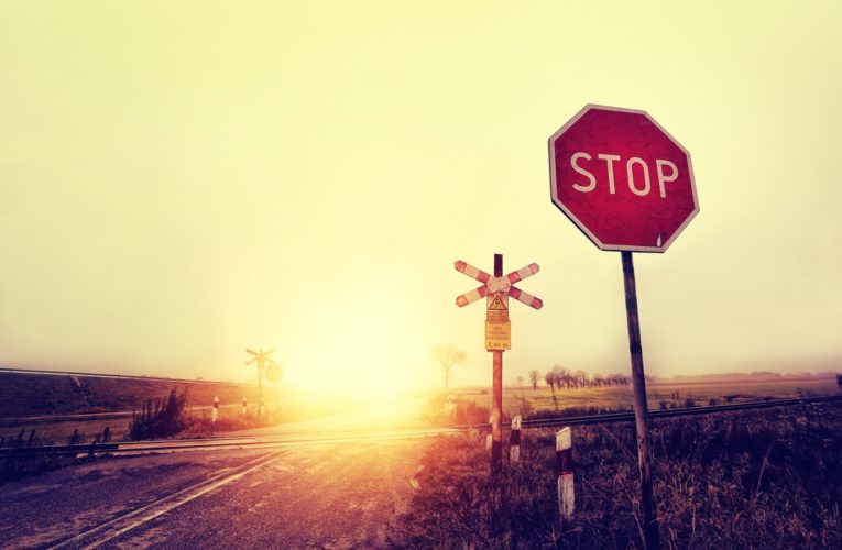 Под Днепром поезд протаранил Ford и протащил еще 50 метров