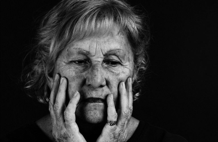 В Днепре пенсионерки ограбили женщину в магазине