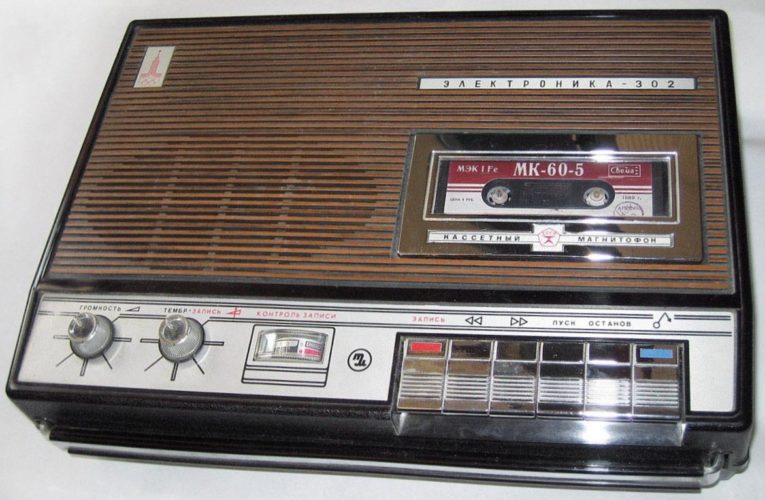 В Днепре появилась радиоволна для всех, кто знает, как перематывать кассеты с помощью карандаша