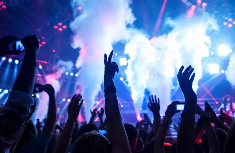 Живая музыка и театральные перформансы: как отмечали День города