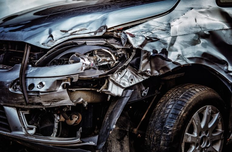 В Днепре на Слобожанском проспекте Toyota столкнулась с автобусом № 136