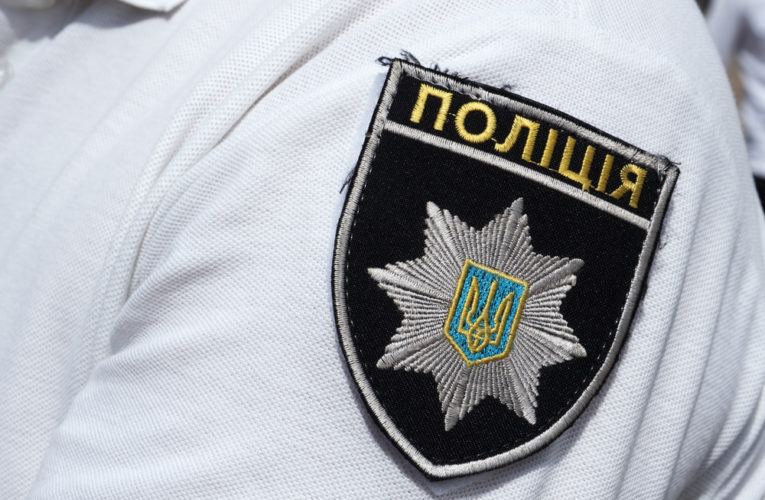 В Днепре женщина повесилась на дверной ручке в квартире