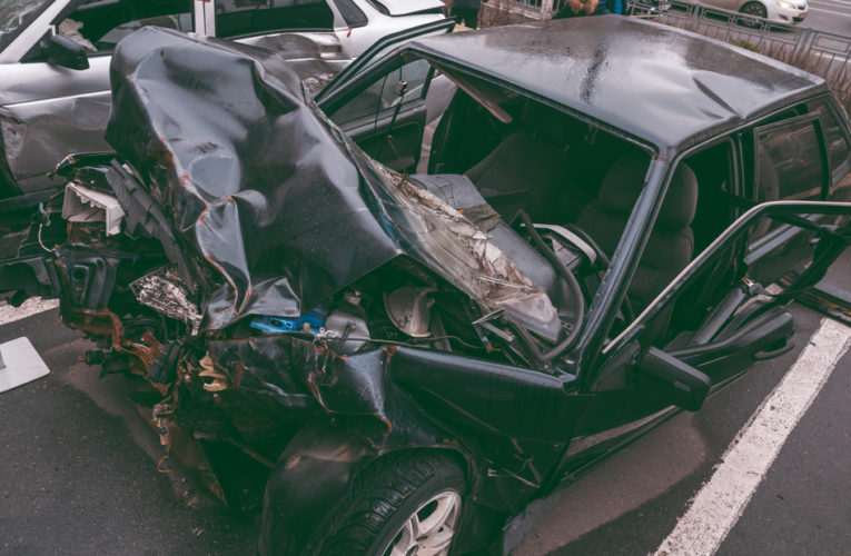 В Днепре на Слобожанском проспекте Mazda 6 врезалась в Jaguar