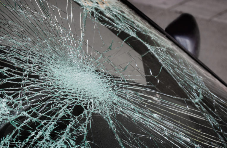 В Днепре пьяный водитель влетел в дерево