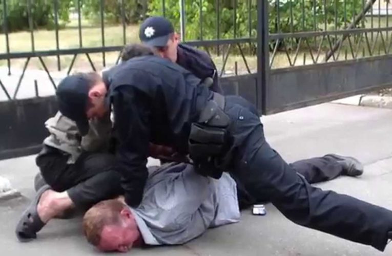 В Днепре патрульные задержали людей, которые обворовывали пенсионеров