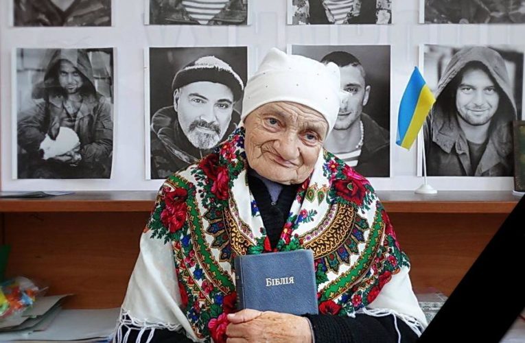 В Днепре провели в последний путь известного волонтера «бабу Люду»