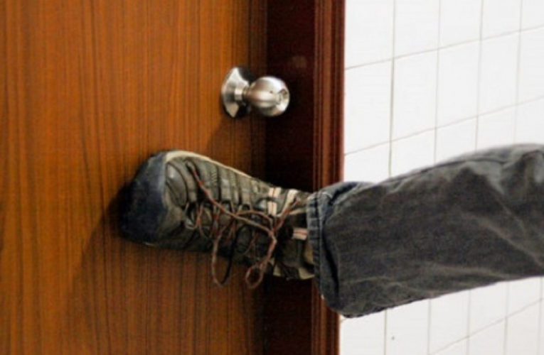 В Днепре двое мужчин выбили дверь в помещение избирательного участка