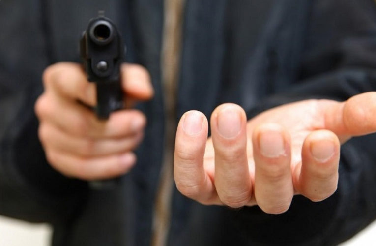 Под Днепром двое неизвестных избивали мужчину и вымогали у него 17 тысяч