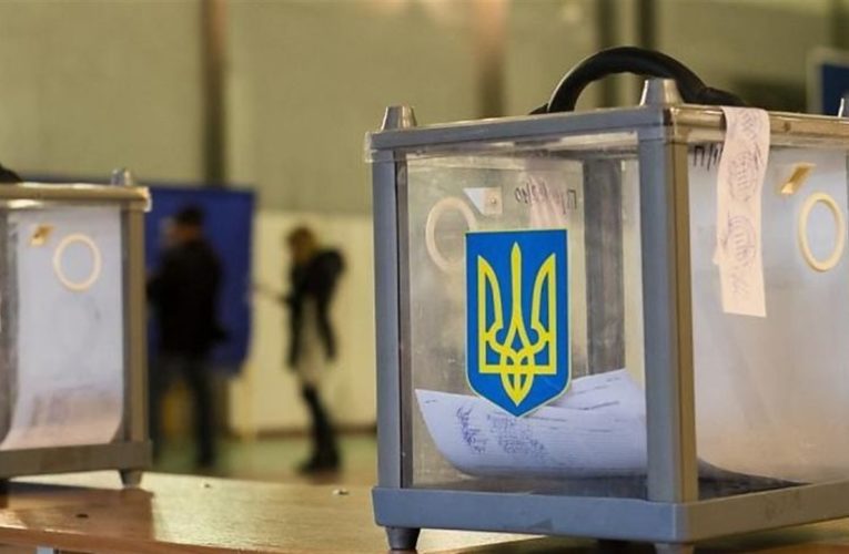 В Днепре под горсоветом выстроились огромные очереди из членов избирательных комиссий