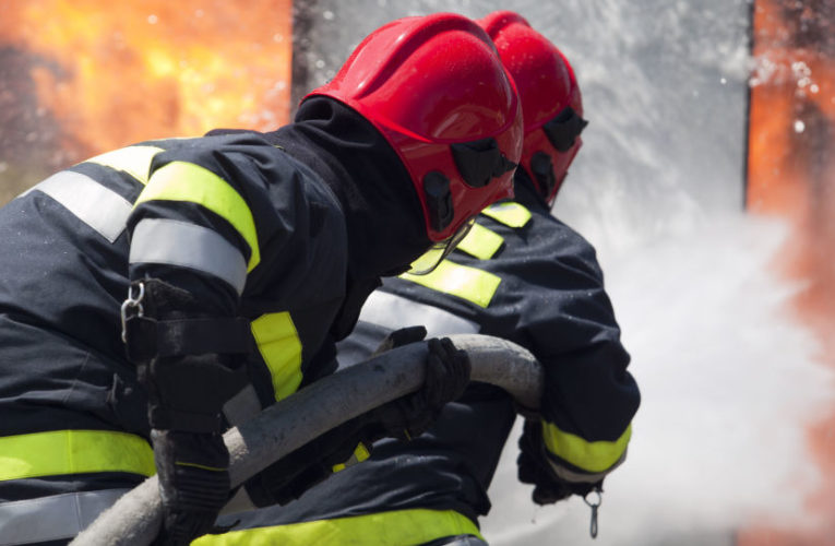В Днепре патрульные со спасателями вынесли из горящей квартиры двух женщин
