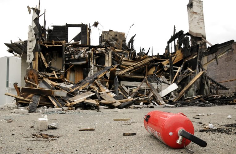 В Днепропетровской области на территории частного дома горела хозпостройка