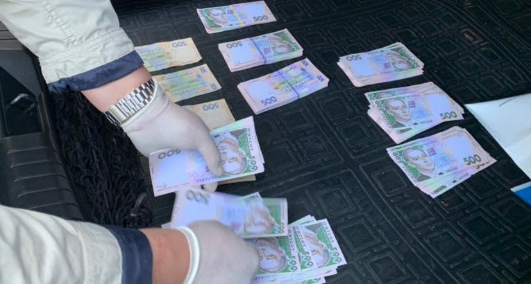 Сотрудника днепровской таможни подозревают в крупных хищениях