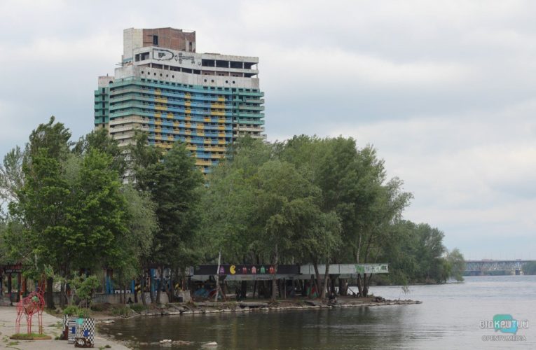 Активисты из Днепра облагораживают заброшенную часть набережной