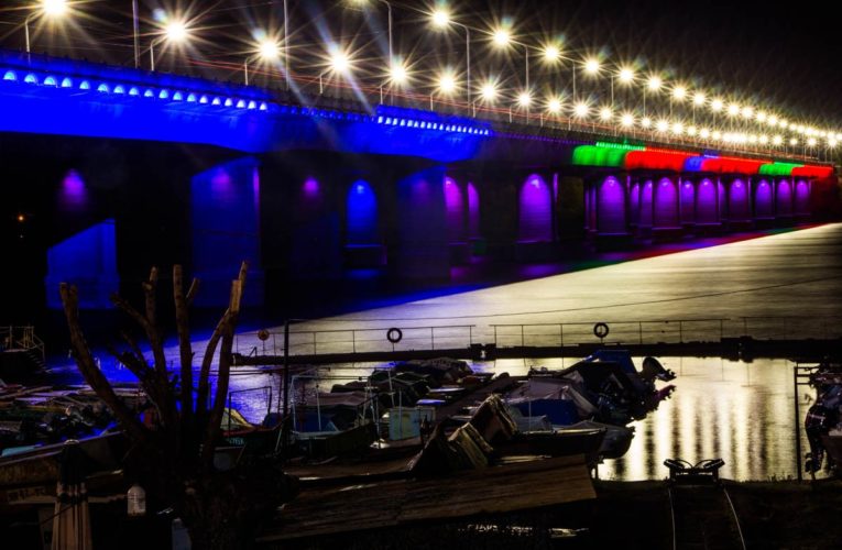 В Днепре на Кайдакском мосту перевернулся автомобиль