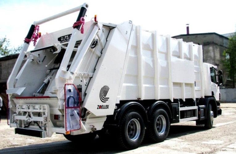 В Днепре у мусоровоза лопнуло колесо