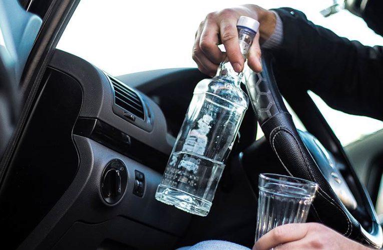 В Днепровском районе пьяный водитель сбивал мусорные баки, создавал аварийные ситуации на дороге