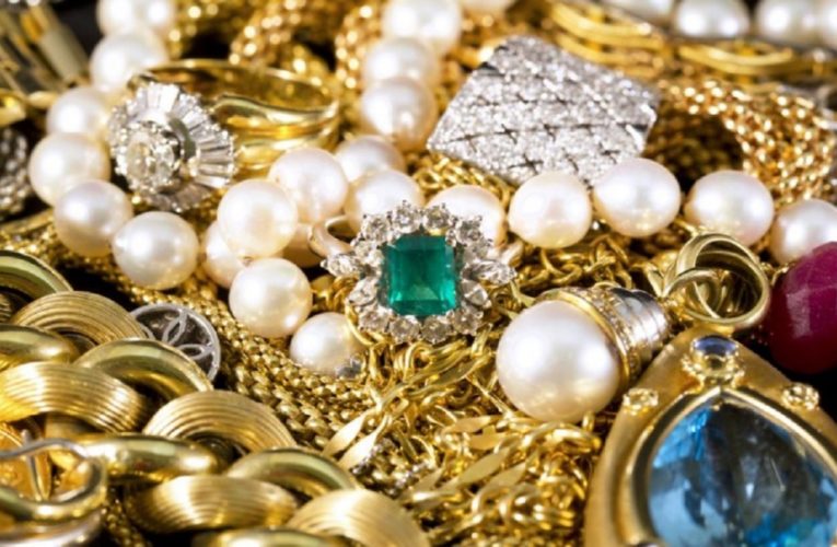 Криворожские полицейские присвоили себе драгоценности на сумму 130 тыс. грн