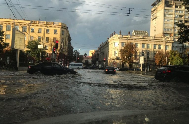 Днепр во время дождя затопило