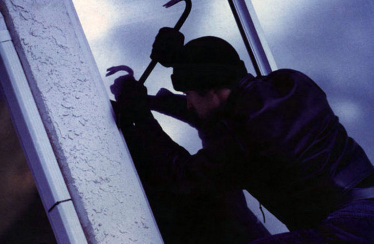 В Днепре на Савкина домушники с помощью лестницы обокрали квартиру