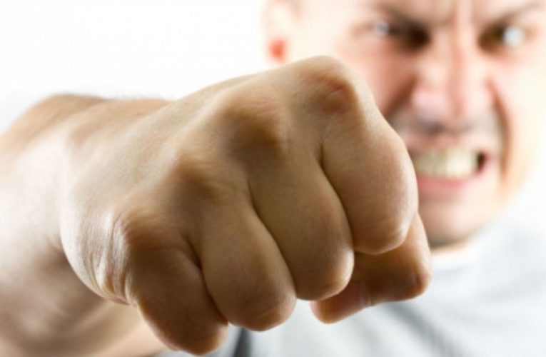 В Марганце кандидат в депутаты избил активистку