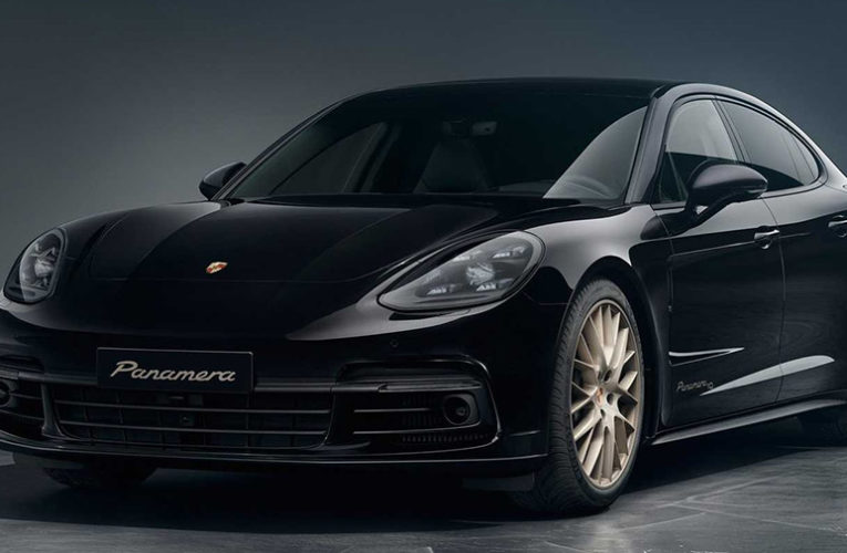 В Днепре на ходу распахнулась дверь маршрутки и ударила Porsche Panamera