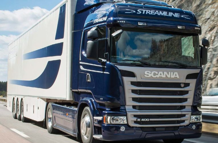 В Днепре водитель грузовика Scania задел мост