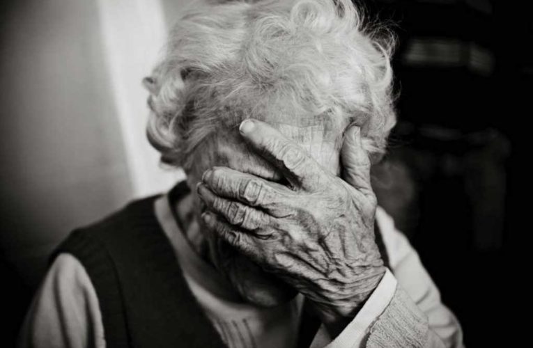В Днепре на улице Побежимова горел частный дом, в котором находилась 95-летняя бабушка