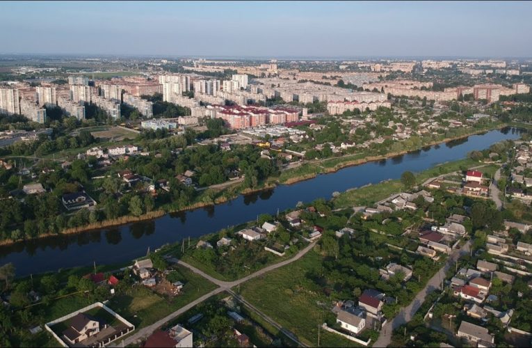 В Днепре в озеро сбрасывают опасные вещества