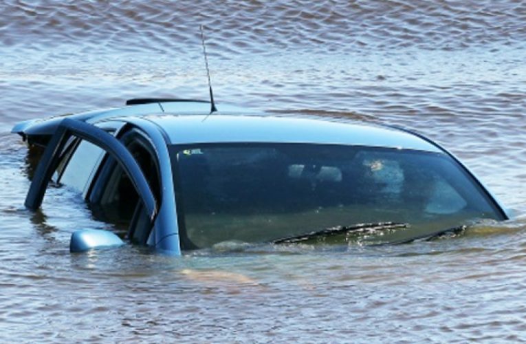 Под Днепром водитель утопил машину в озере