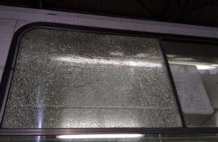 В Днепре группа подростков атаковала трамвай с пассажирами