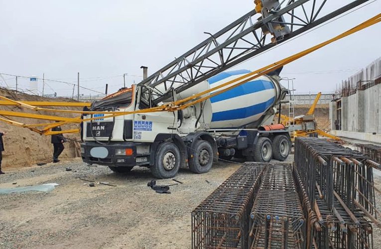 В Днепре высотный кран упал на бетономешалку