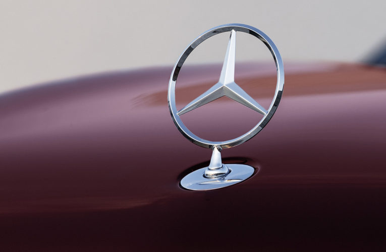 В Днепре на Запорожском шоссе на ходу загорелся Mersedes