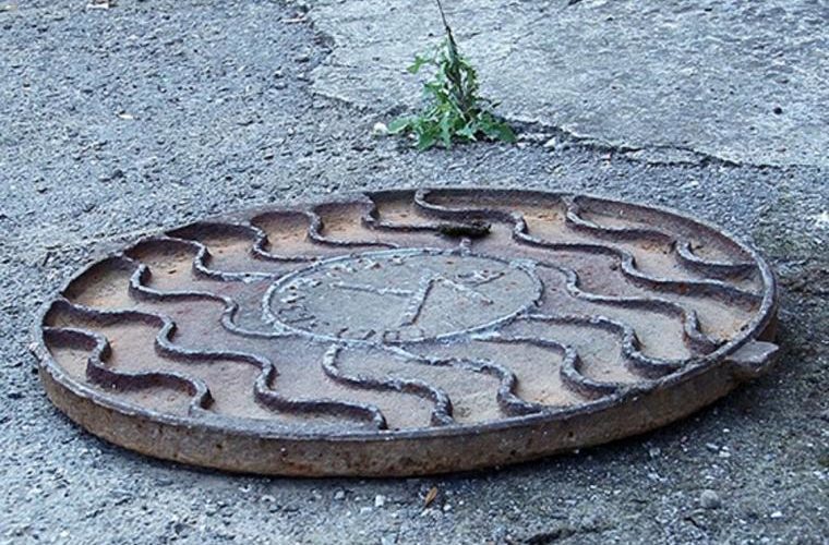 В Каменском в канализационном колодце обнаружили труп женщины