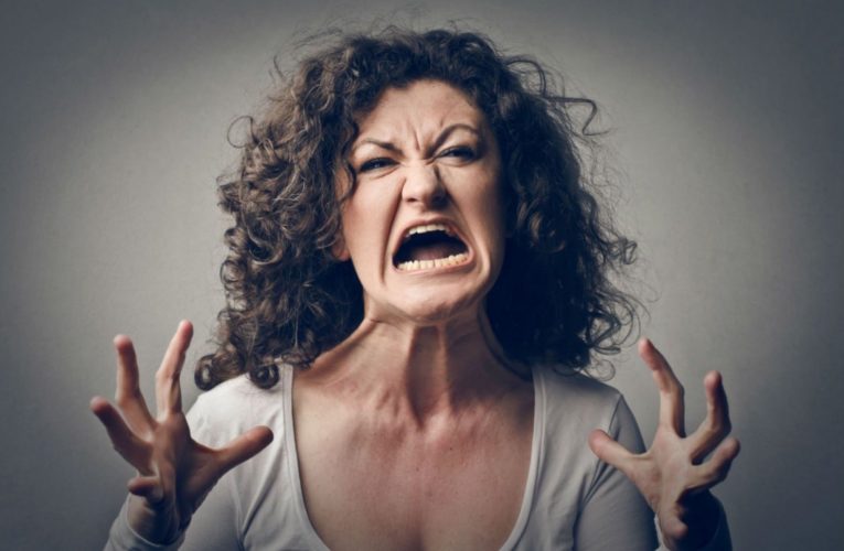 Выпившая женщина в Днепре порезала сожителя