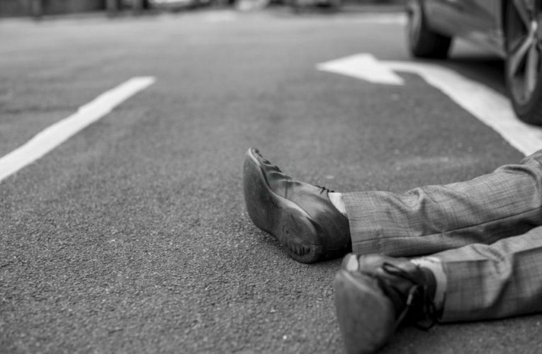 В Днепре автомобилист наехал на пешехода и закрылся в машине