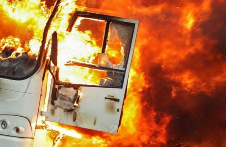 В Днепре на Криворожском шоссе загорелся автобус с пассажирами
