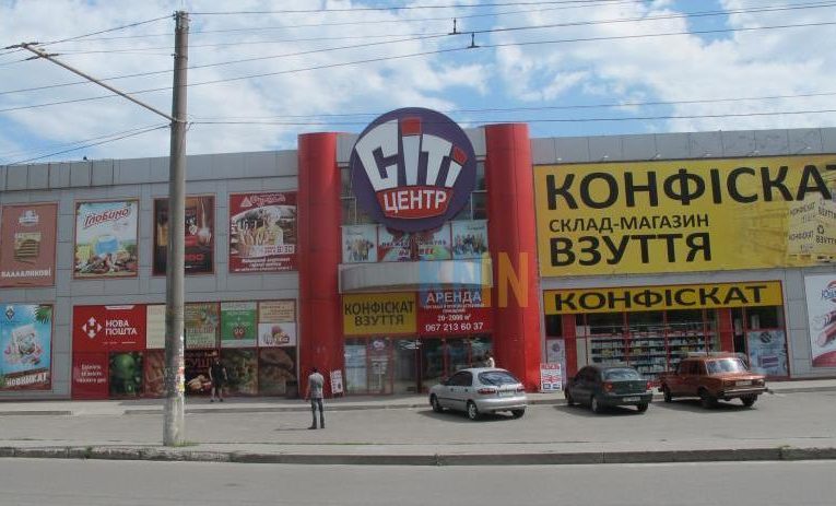 В Днепре на ж/м Левобережный-3 вывеска торгового центра упала на припаркованный автомобиль