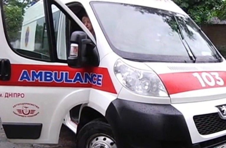 В Днепре на Полтавском шоссе грузовик зацепил отбойник и перевернулся