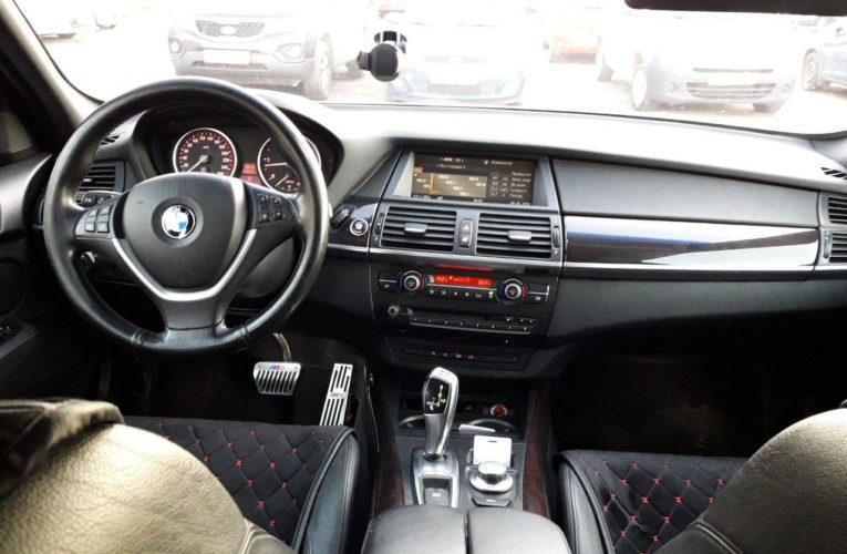 В центре Днепра эвакуировали автомобиль начальника инспекции по благоустройству