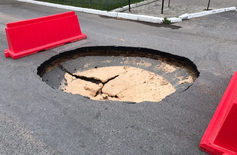 В Днепре на Макарова из-под люка бьет фонтан горячей воды