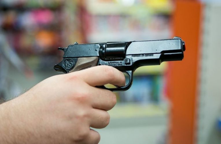 В Кривом Роге возмущенный пассажир прострелил таксисту ноги