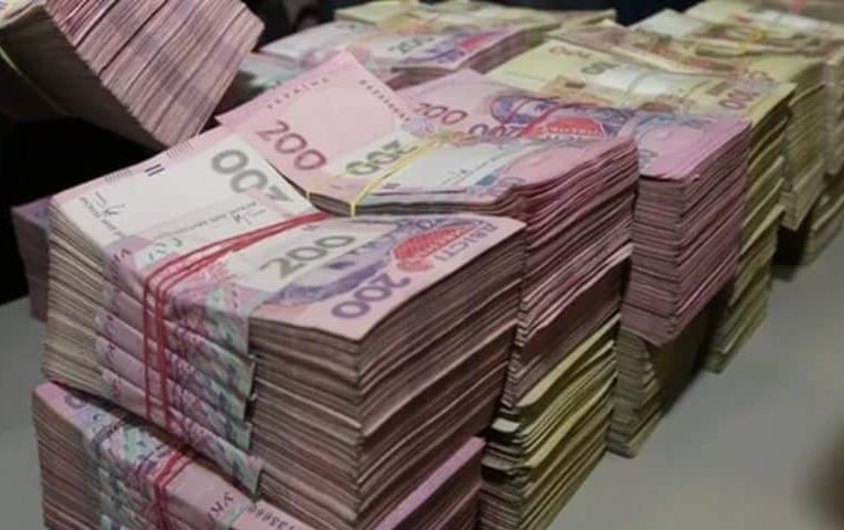 У жителя Днепра в «черную пятницу» украли более 730 000 гривен возле гипермаркета