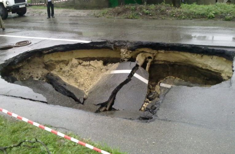 В Днепре на Гусенко автомобиль провалился в дыру на дороге