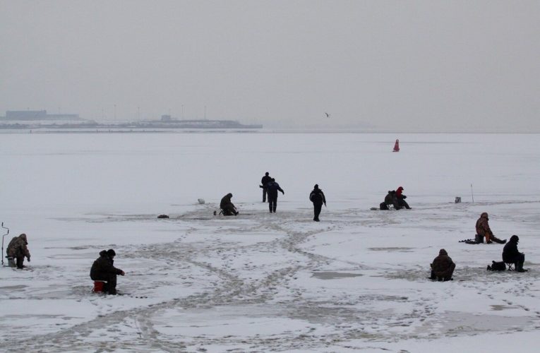 На Днепропетровщине из-подо льда достали тела двух рыбаков