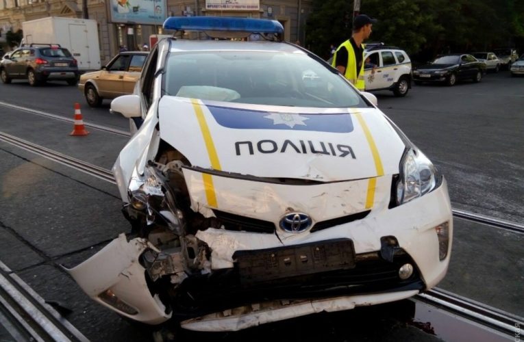 В Кривом Роге BMW протаранил полицейский Prius
