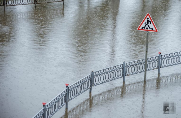 В Днепре на Софьи Ковалевской затопило дворы нескольких домов и школы