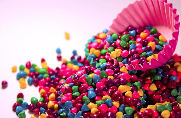 В центре Днепра внедорожник врезался в магазин сладостей