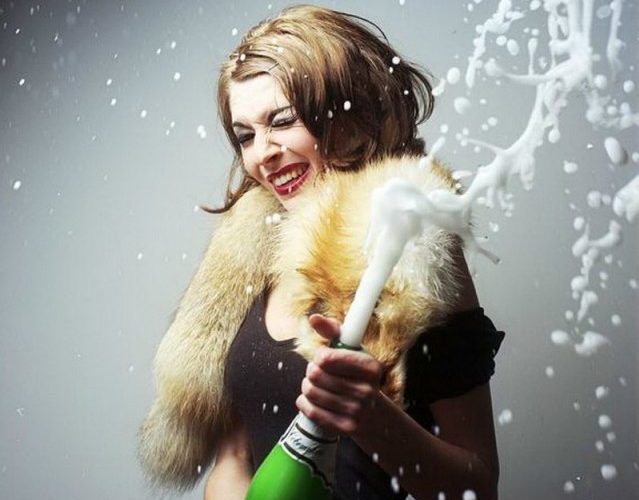 В Днепре нетрезвая водительница BMW бросила в стража порядка стеклянную бутылку